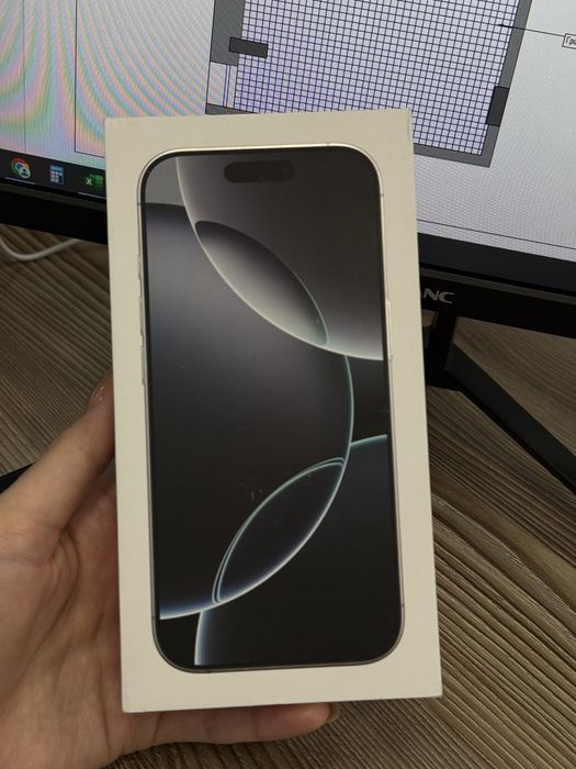 Iphone 16 Pro  в белом цвете