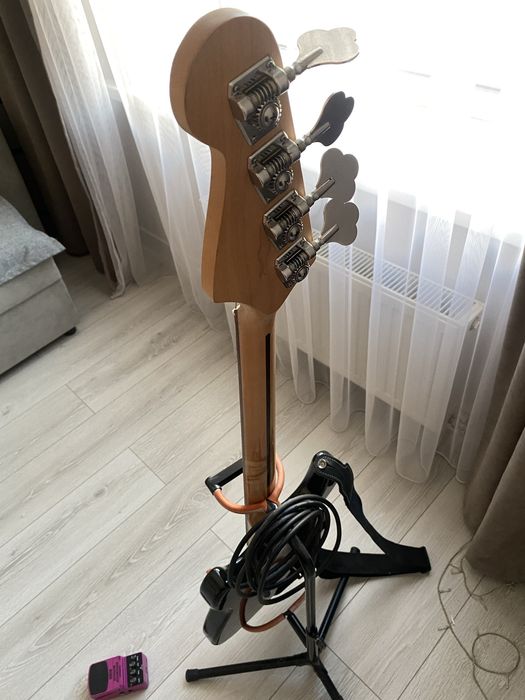 Бас гитара + педаль Behringer Distortion Modeller DM100