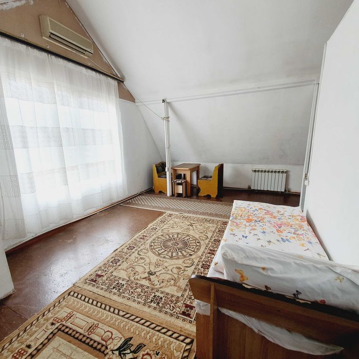 Сдам просторную одну комнату на мансарде