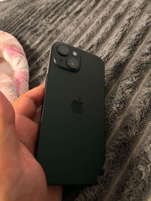 Vând iPhone 15 impecabil..