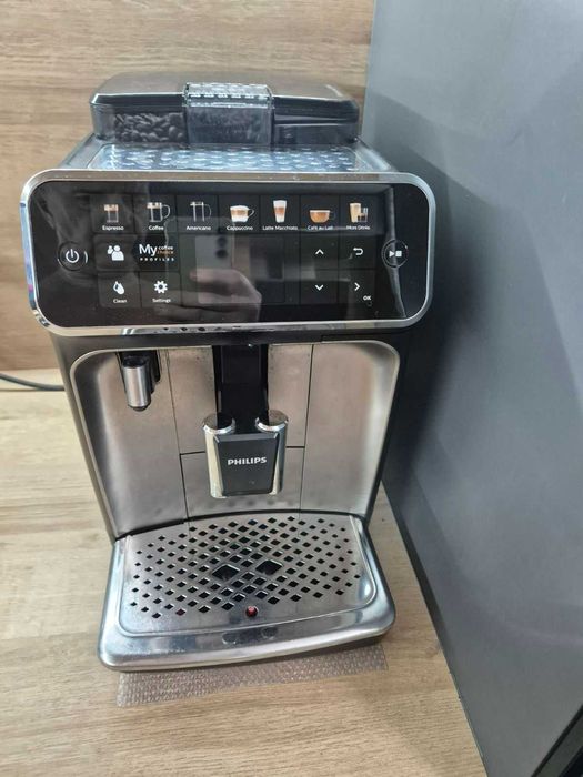 Philips LatteGo 5400, модел EP 5447/90 - внос , с БГ меню в оригинална