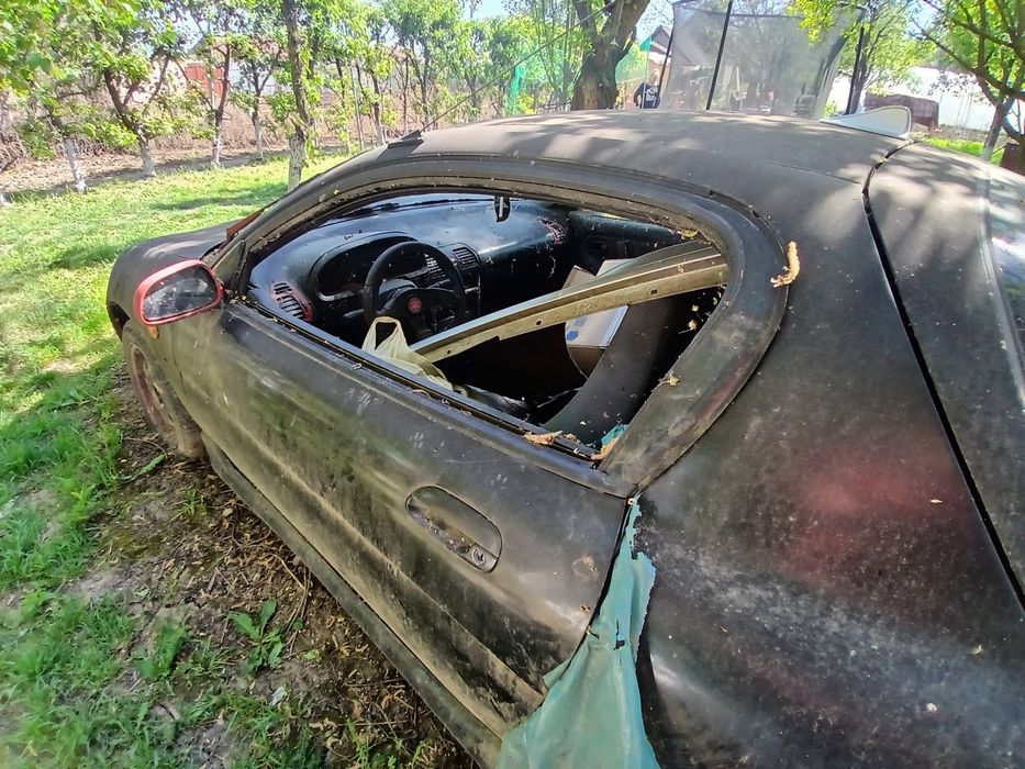 Mazda MX3, 1600 cmc, din ianuarie 1992, pentru piese sau recondiționare.Stă în curte de câțiva ani, are geamul spart