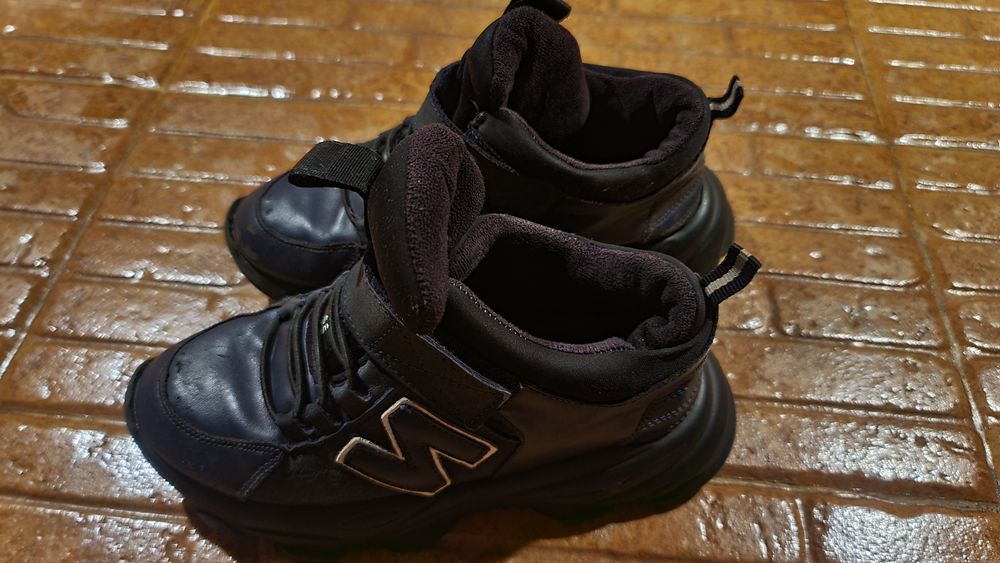 Продаю утепленные кроссовки...