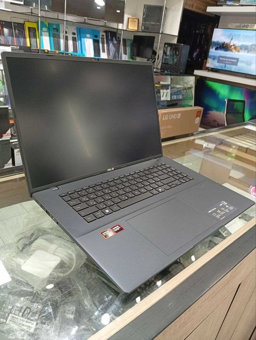 ASUS Vivobook M18 Ryzen R7-260 16GB LPDDR5 1TB SSD IPS 144Hz 300nit