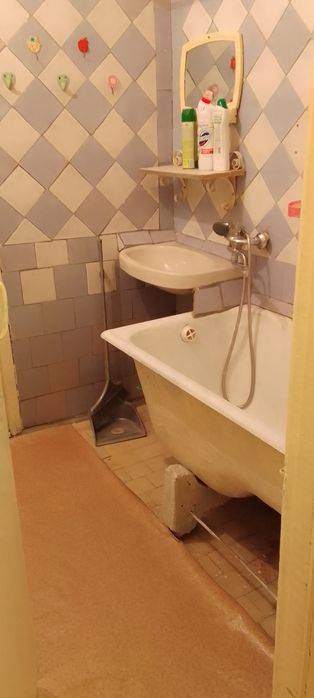 Юнусабад-15  1/1/4  (метро Туркистон) полупустая.