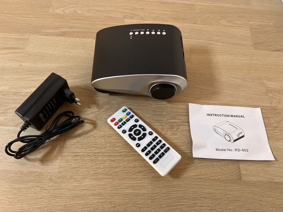 Mini videoproiector LED, telecomanda, HDMI, VGA, SD, USB, AV, TV