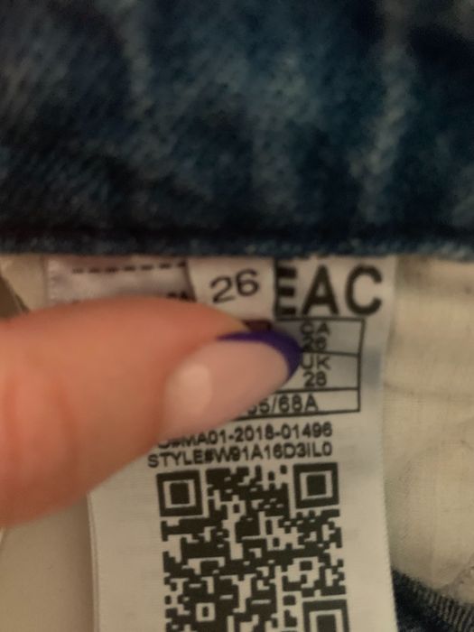 Blugi GUESS rupți cu paiete ,mărime 26(echivalent XS)