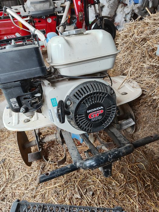 De vânzare motocultorcu motor Honda și  Tocător de crengi Ruris  ambele in stare bună de functionaren