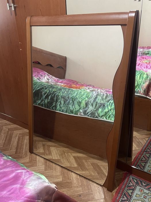 Продам спальный гарнитур с зеркалом