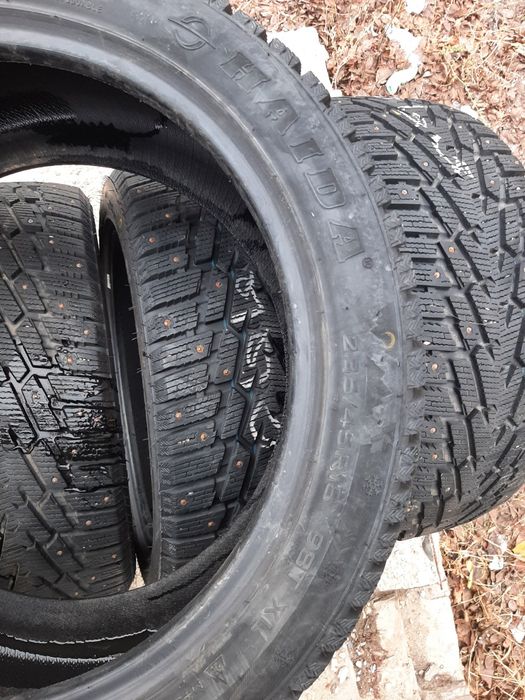 Продам шины 235/45/18  найда