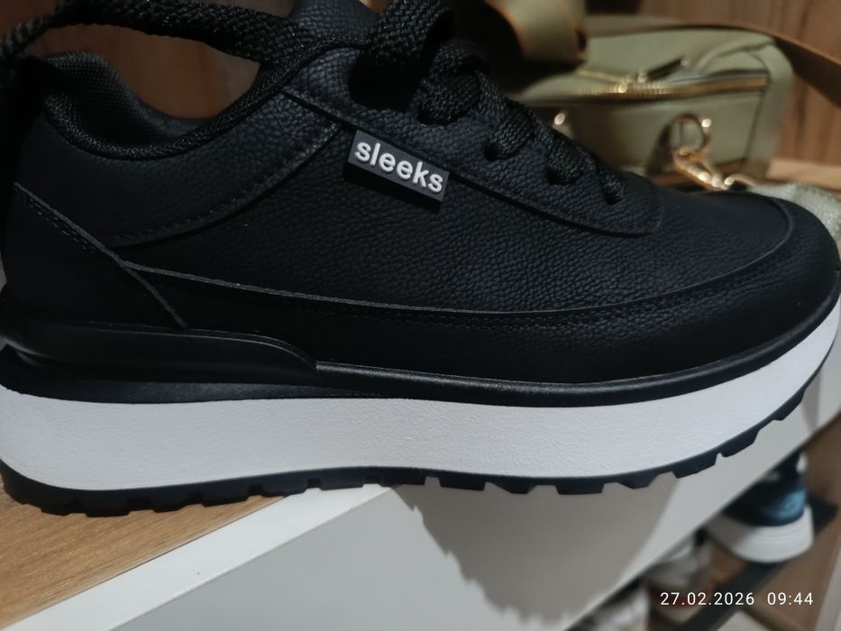 Продам женские кроссовки