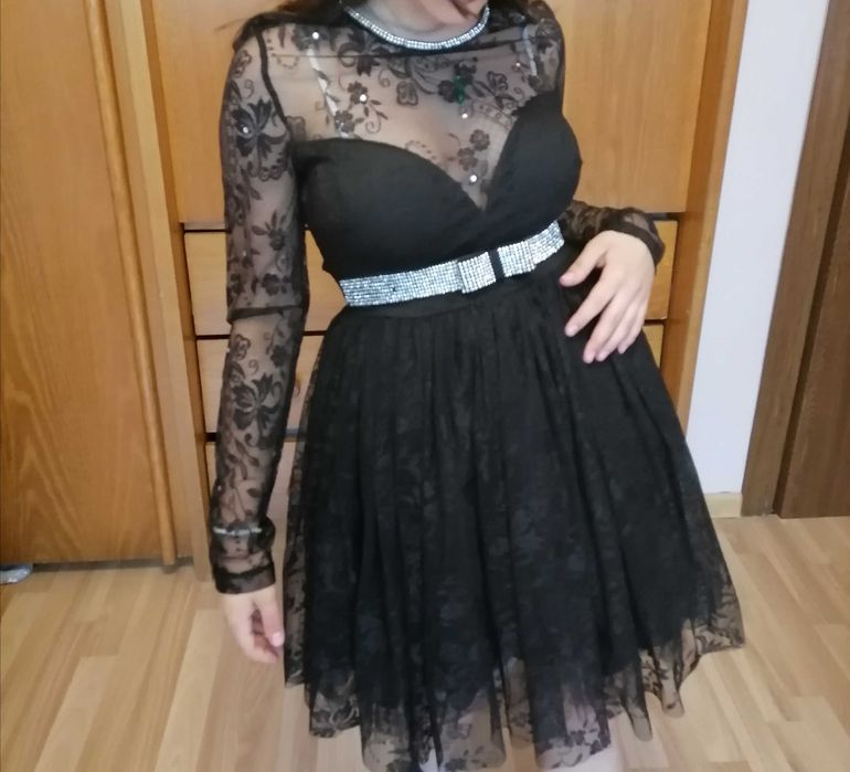 Vând rochie, mâneci transparente, curea inclusa