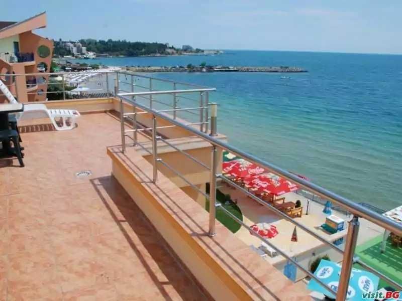 Продаваме хотел разположен на брега на морето в гр. Несебър