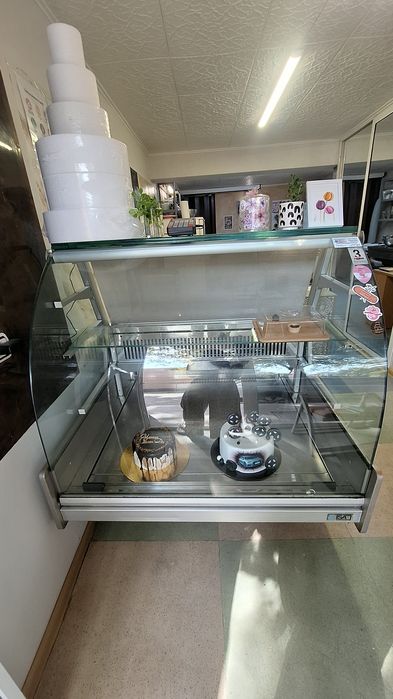 Сладкарска витрина