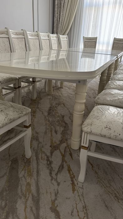 Стол стулья для зала