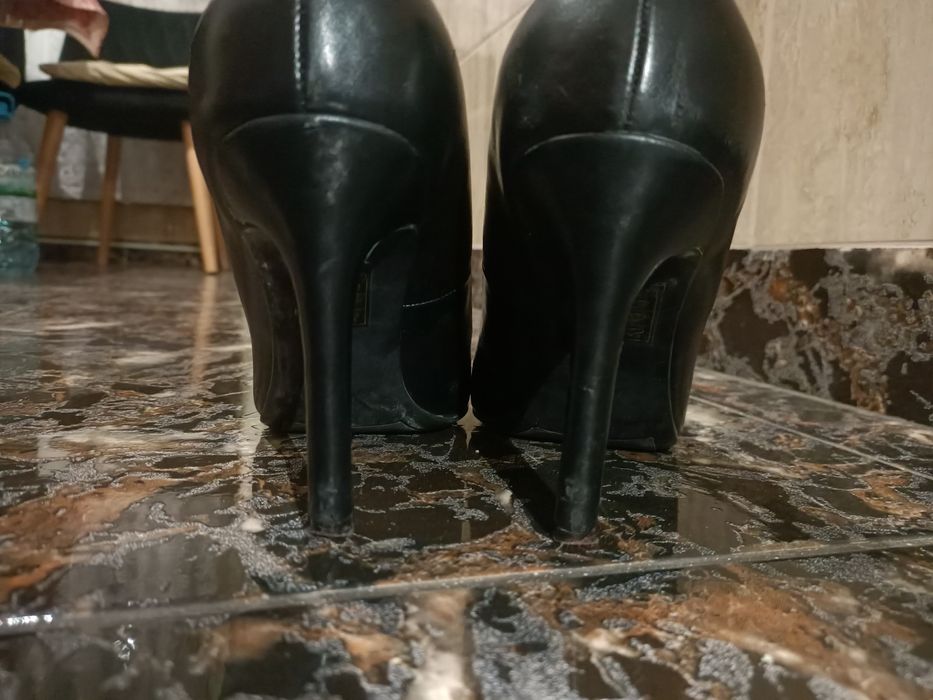 Pantofi cu toc culoarea neagra număr 39