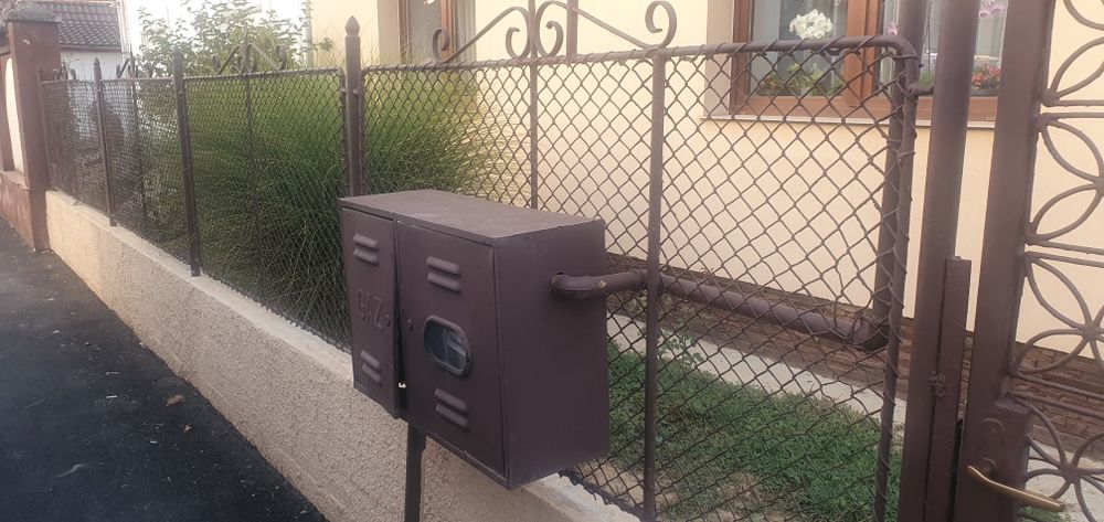 Gard din fier,  în stare foarte bună.