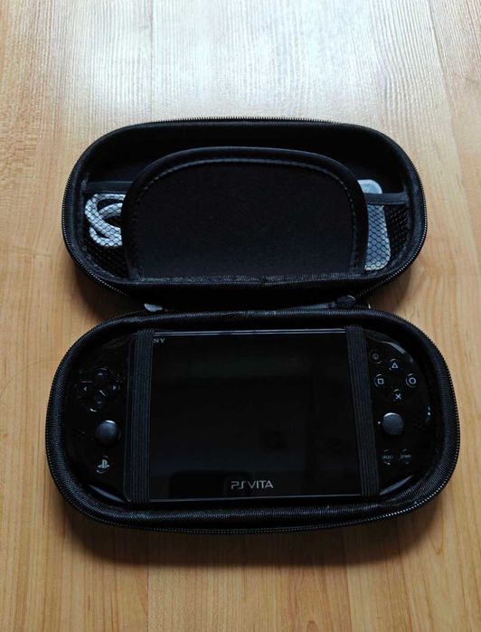 PS Vita 2000 (64GB) с Нови Aксесоари Подарък