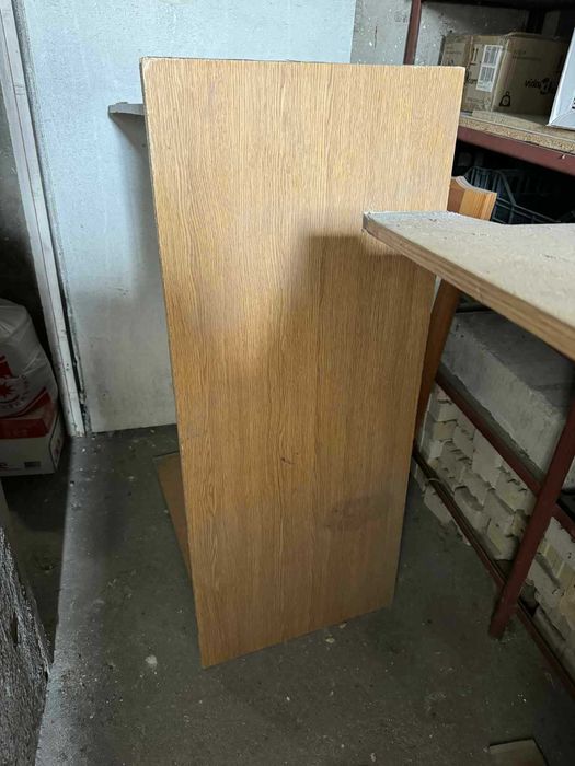 ПОДАРЯВАМ две използвани бюра. Пловдив.