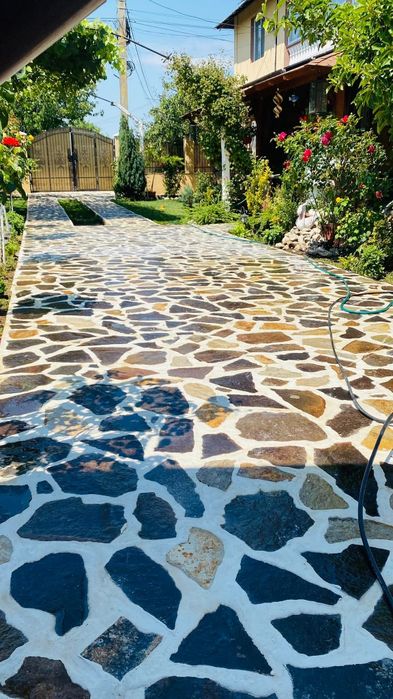 Piatra naturala multicoloră