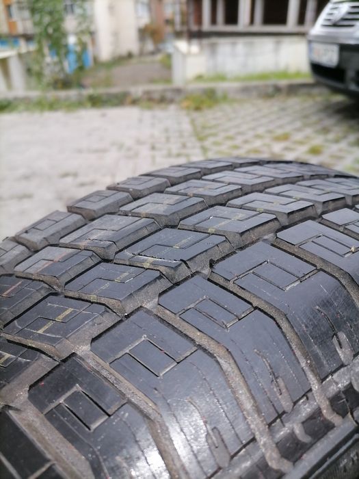 Vând anvelopa cu tot cu janta.
