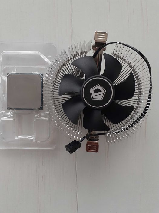 Продавам процесор AMD Ryzen 3 2200G + охладител ID-Cooling (3-pin)