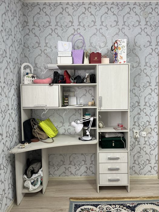 Письменный стол с полками