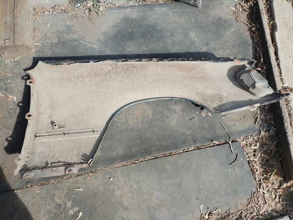 Крыло переднее левое Мерседес 124