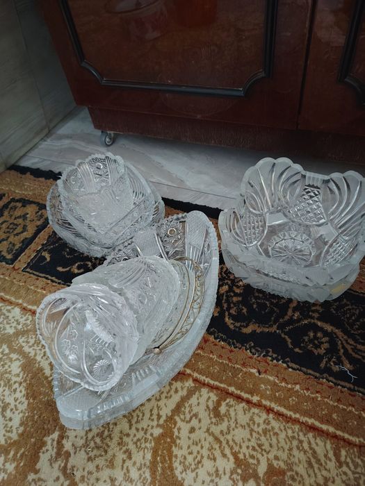 Хрустальные вазы.