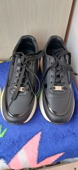 Продам красовки женские