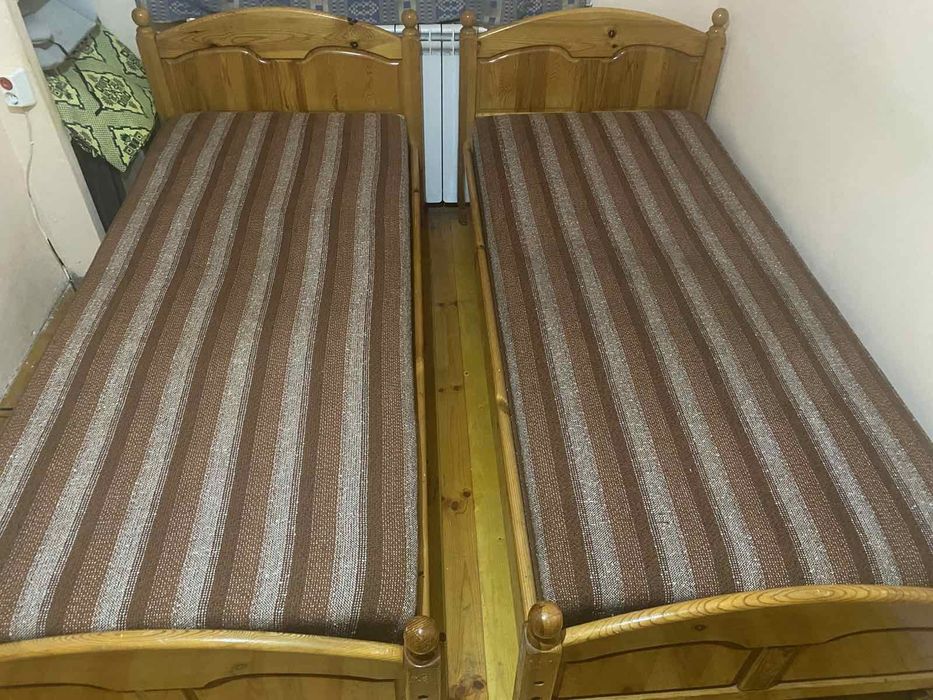 Единични легла и стенна закачалка