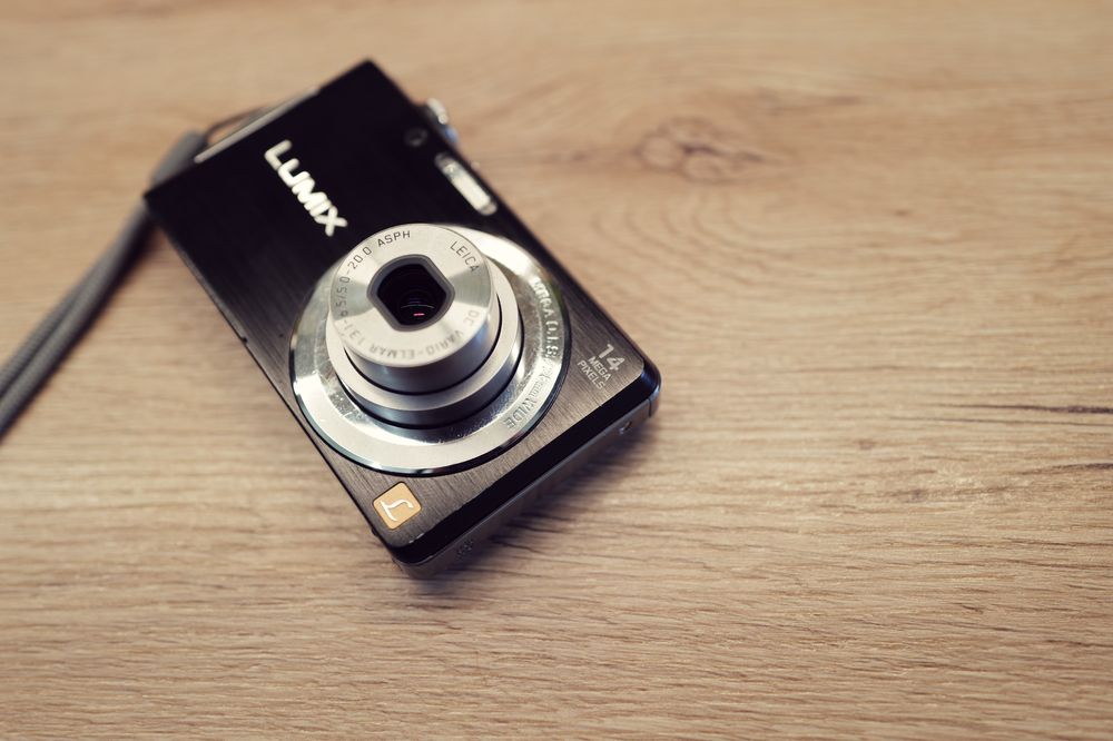 Aparat foto compact Panasonic Lumix cu lentile Leica 14Mp Top