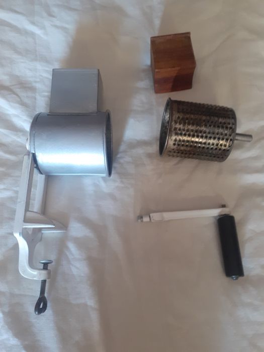 Mașină de tocat nucă clasică