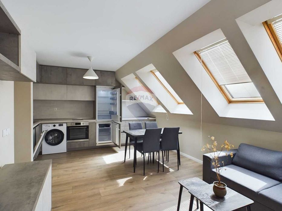 Дава се под наем Тристаен апартамент в Варна, Базар Левски - 88 кв.м за 663 € - Снимка #1