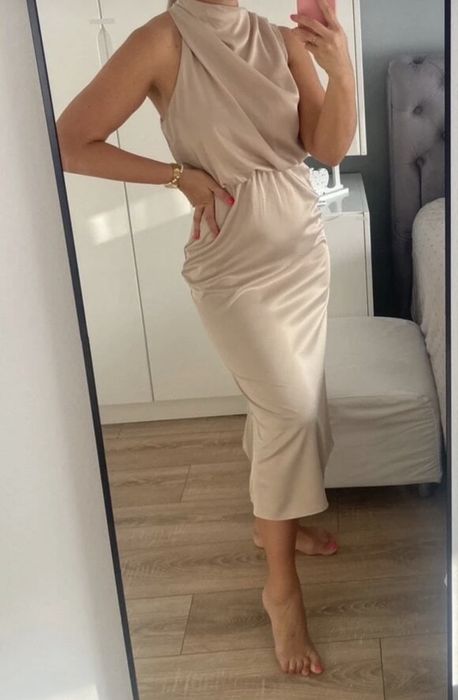 Бежова сатенена рокля