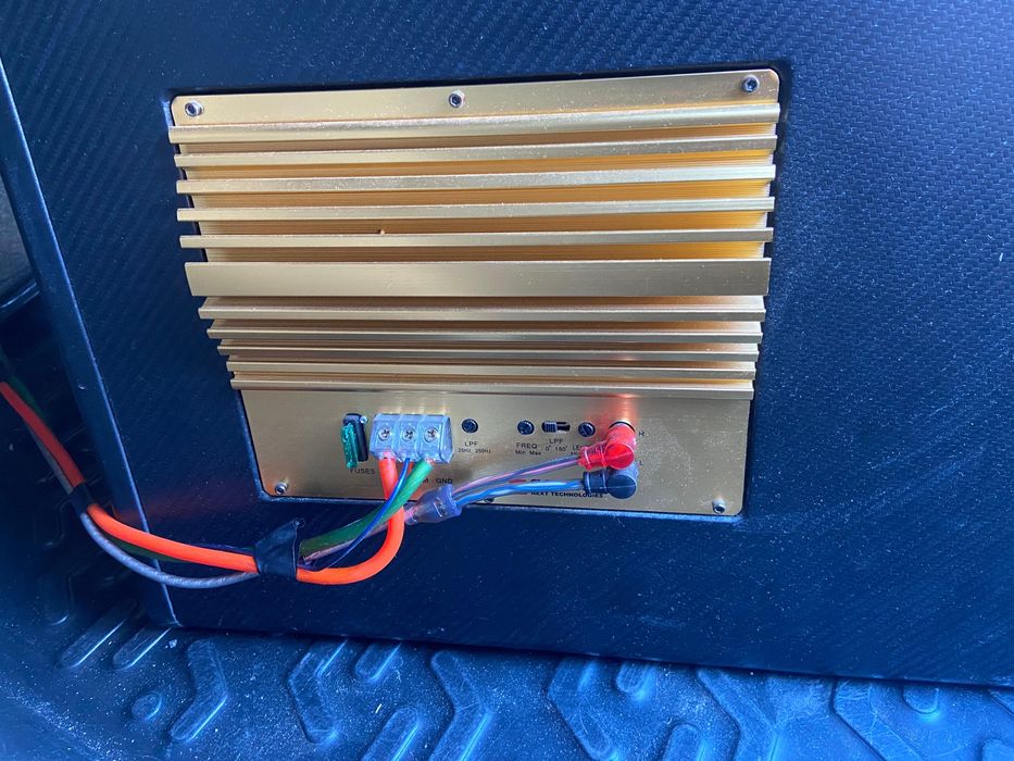 Сабфурер Element-5 в машину