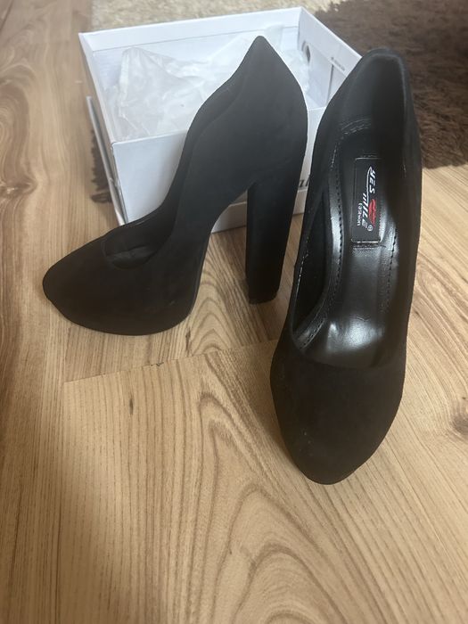 Дамски обувки на висок ток