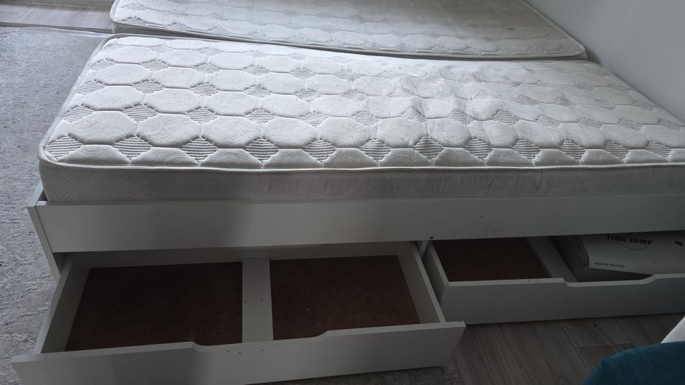 Кровать с раздвижной шкафчиком