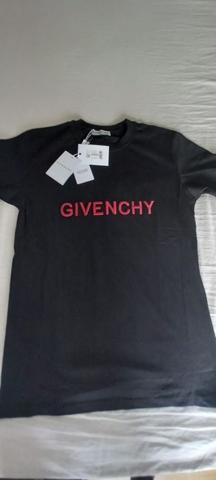 De vânzare tricouri, geci,blugi ,etc...