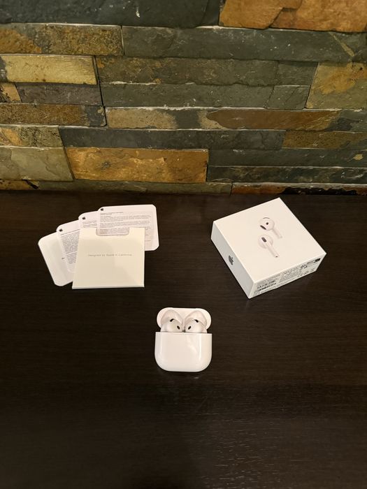 Apple AirPods 4    .