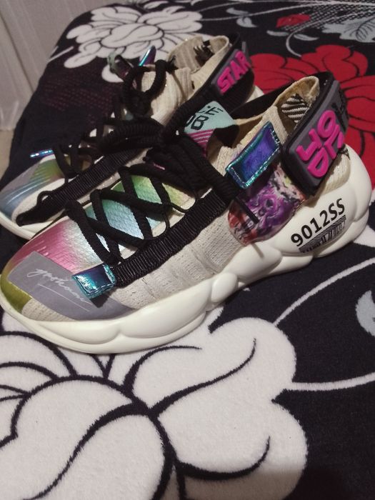 Vând urgent adidași in condiții foarte bune