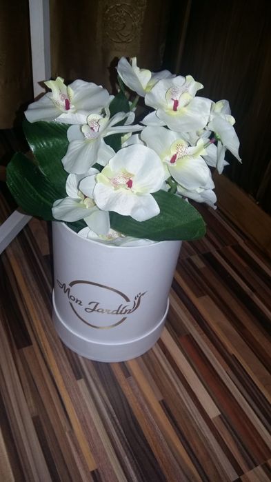 Rochie si buchet mireasa ,flori si cocarde superbe,cutii praji