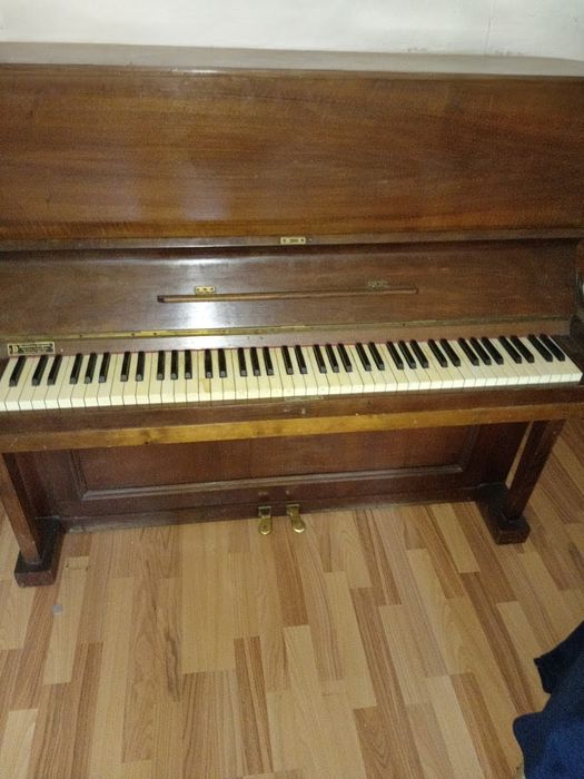 Vând pianină 2 pedale