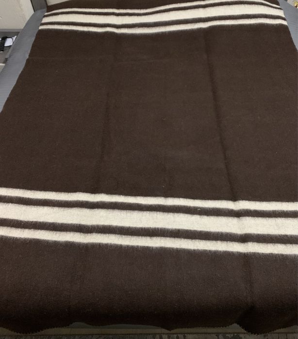 Два броя чисто нови вълнени одеяла