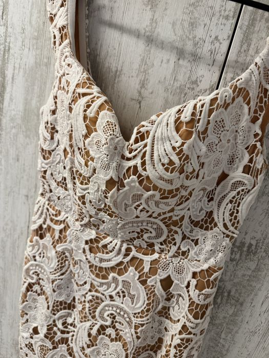 Официална миди рокля в бяло