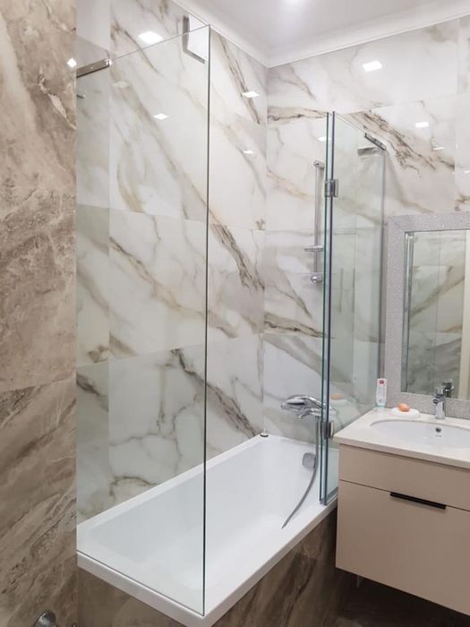 Стеклянные шторки на ванну