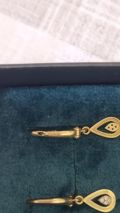 Продам золотые серьги