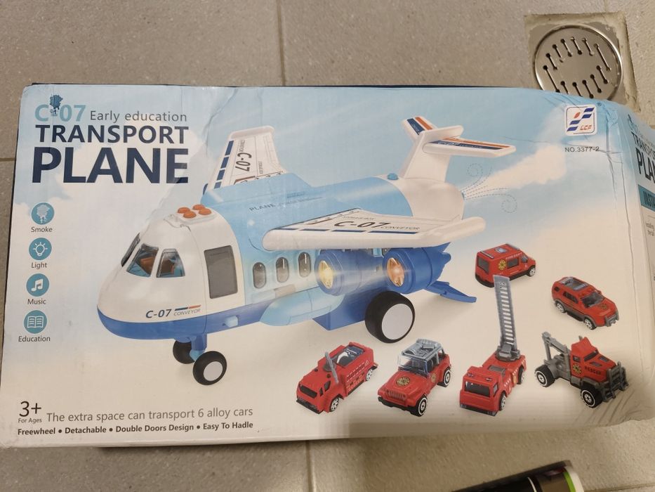 Игрушка самолёт с машинками