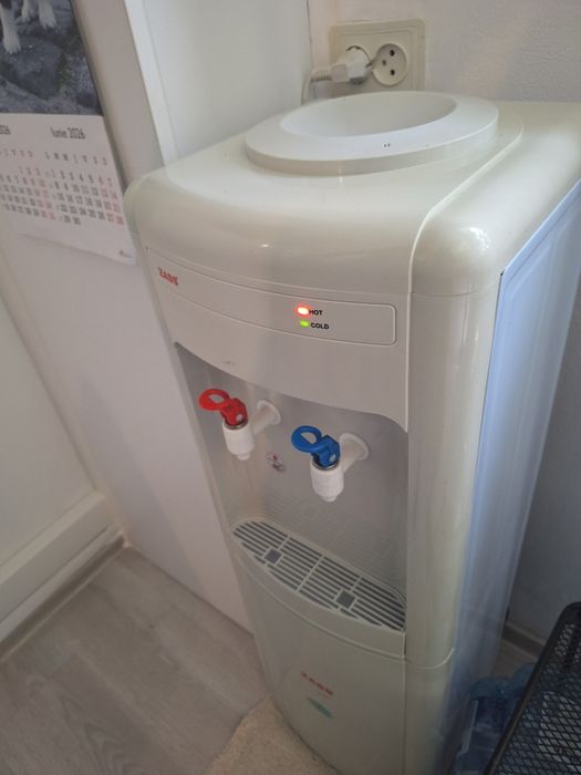 Dozator apa de podea Zass 
Dozator apa Zass ZWD 01 C, putere incalzire 550 W, putere racire 50 W, rezervor