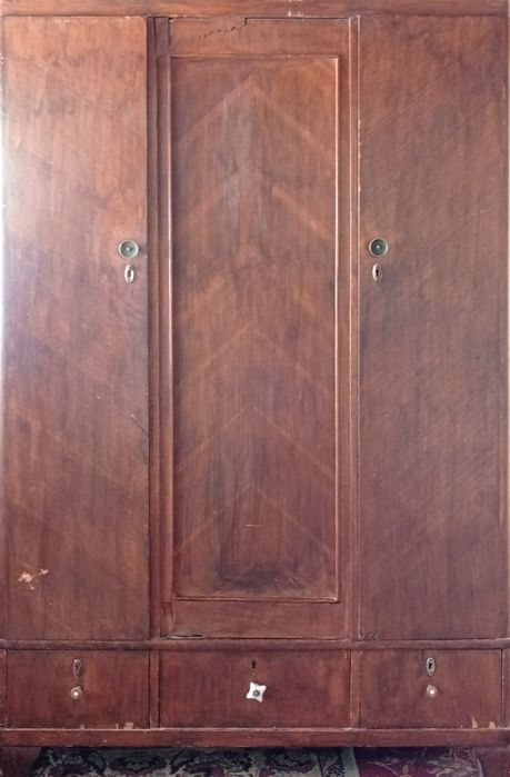 Продается гардероб. Кадимги жовон холати яхши сотилади